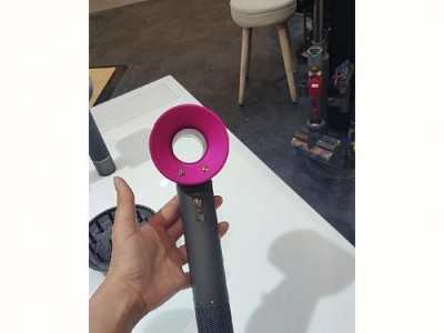 戴森吹风机的强劲风力——让你拥有完美发型的利器（颠覆传统吹风机的创新科技，令人惊叹不已）