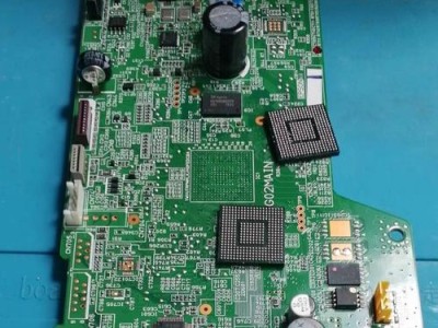 电脑更换主板后出现错误的解决方法（排查电脑主板故障引发的开机问题）